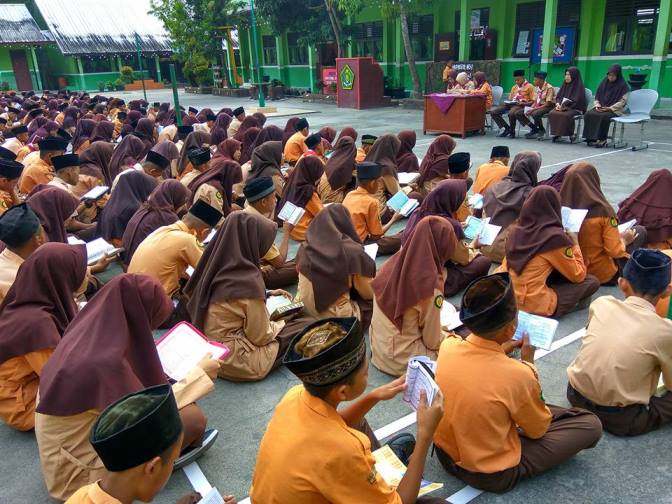 MTsN 2 OKUT Ajak Siswa Menabung Amal